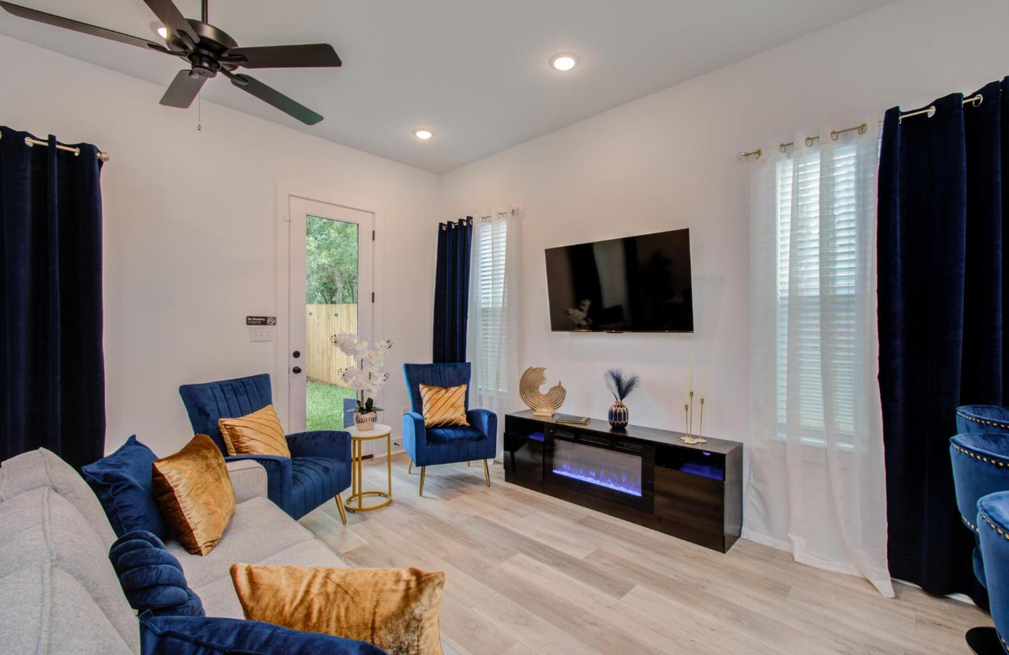 Urban luxe Getaway 4 mins to DT Newly Built Home view 5