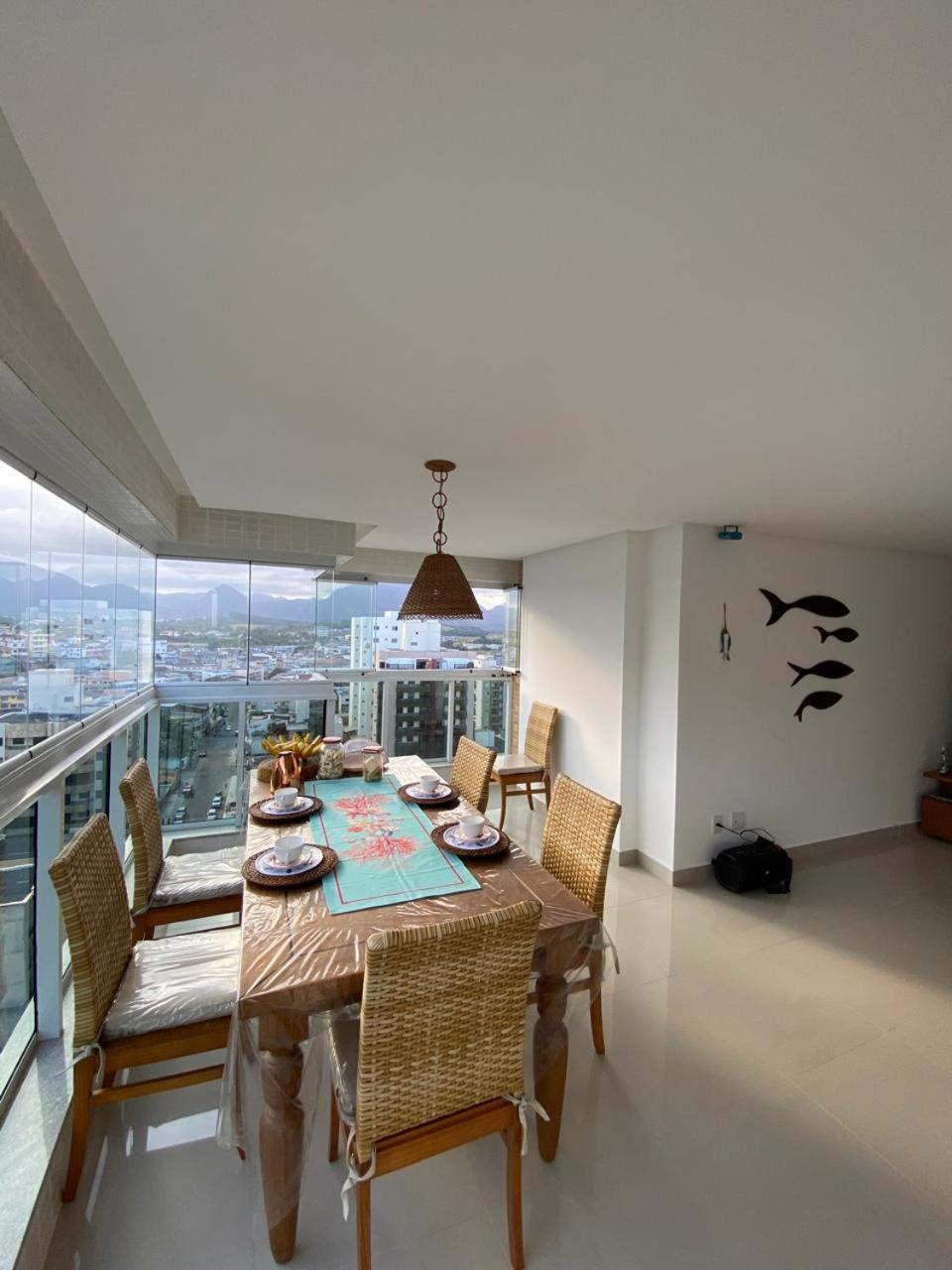 Apto NOVO BEIRA MAR Praia do Morro vista mar e montanha com 120m 3 qtos Ed Elegance limitado a 8 hóspedes independente da idade