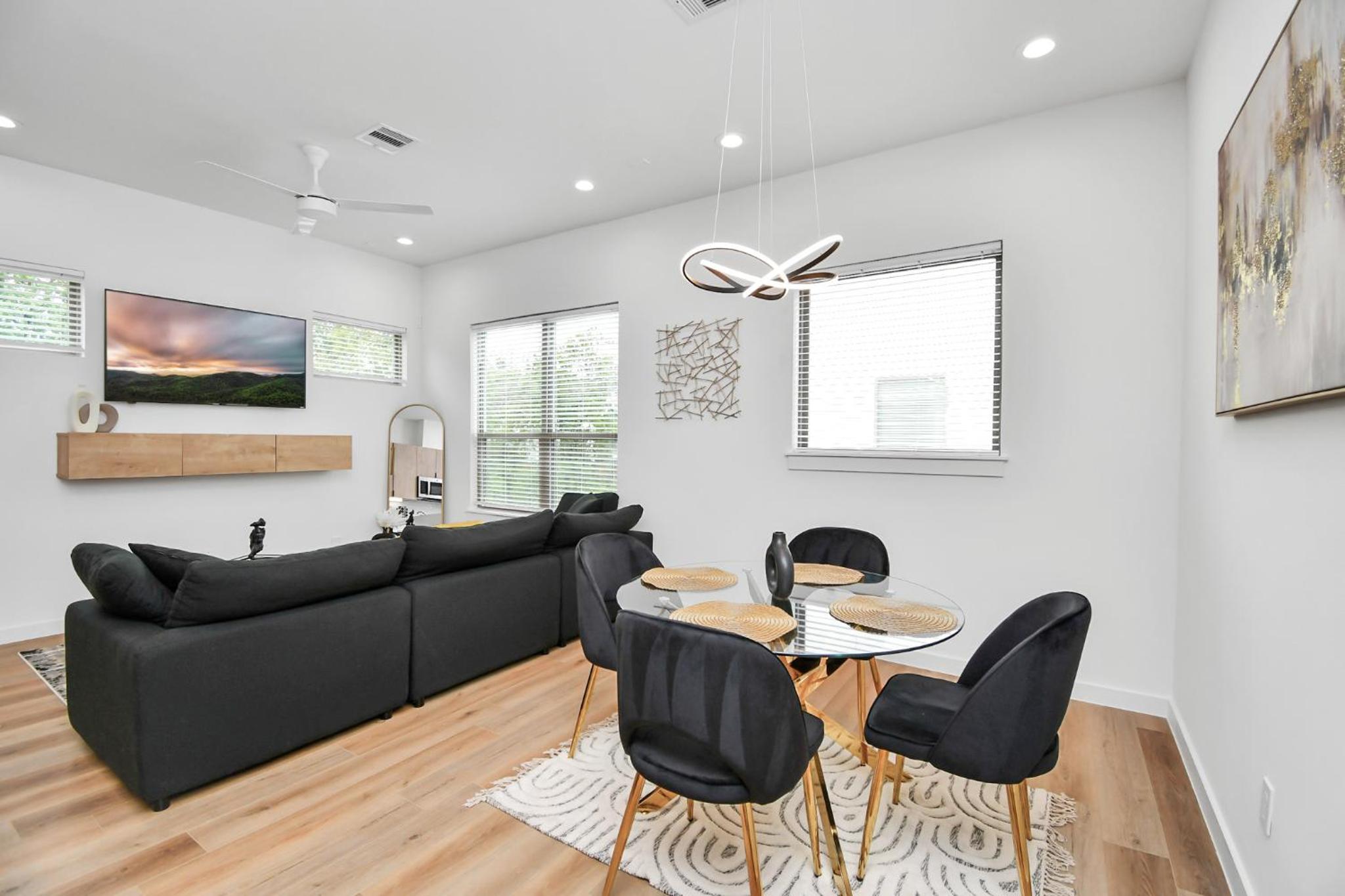 Midnight Reverie- Luxury Townhouse-Med Center DWTN view 5