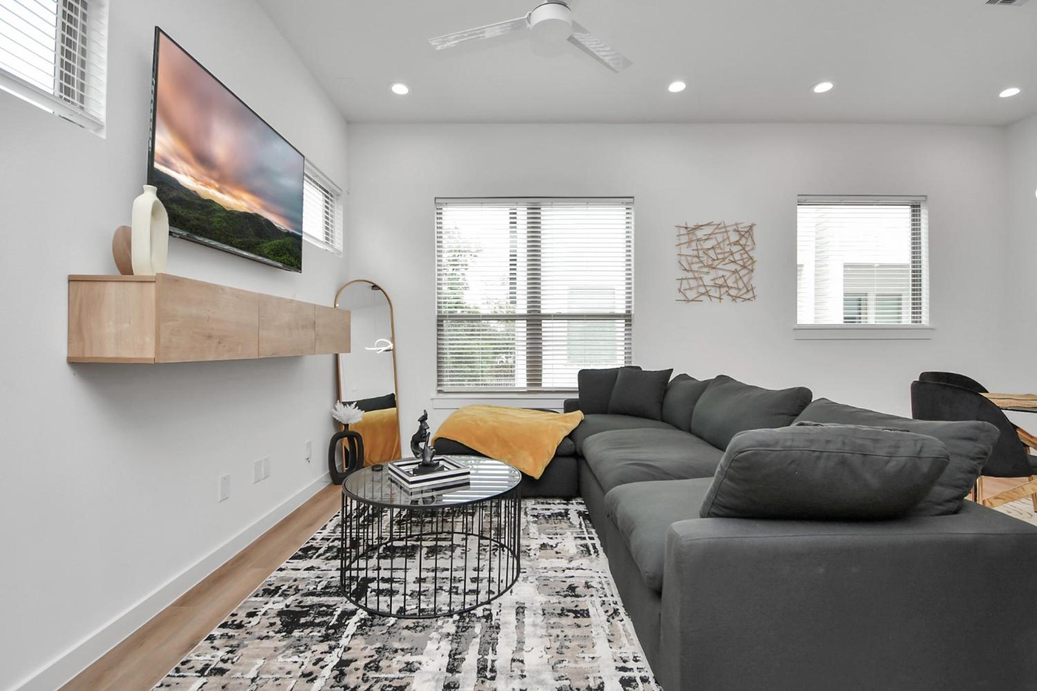 Midnight Reverie- Luxury Townhouse-Med Center DWTN view 4