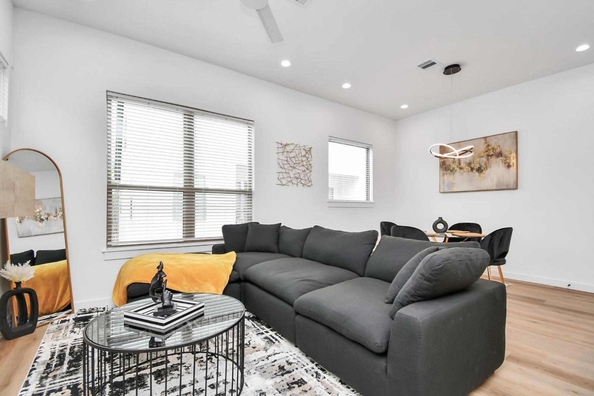 Midnight Reverie- Luxury Townhouse-Med Center DWTN view 3