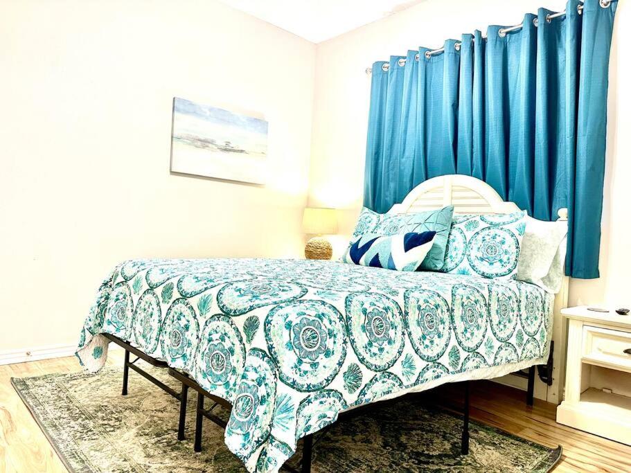 Farmhouse Coastal Townhouse- On the island! view 4