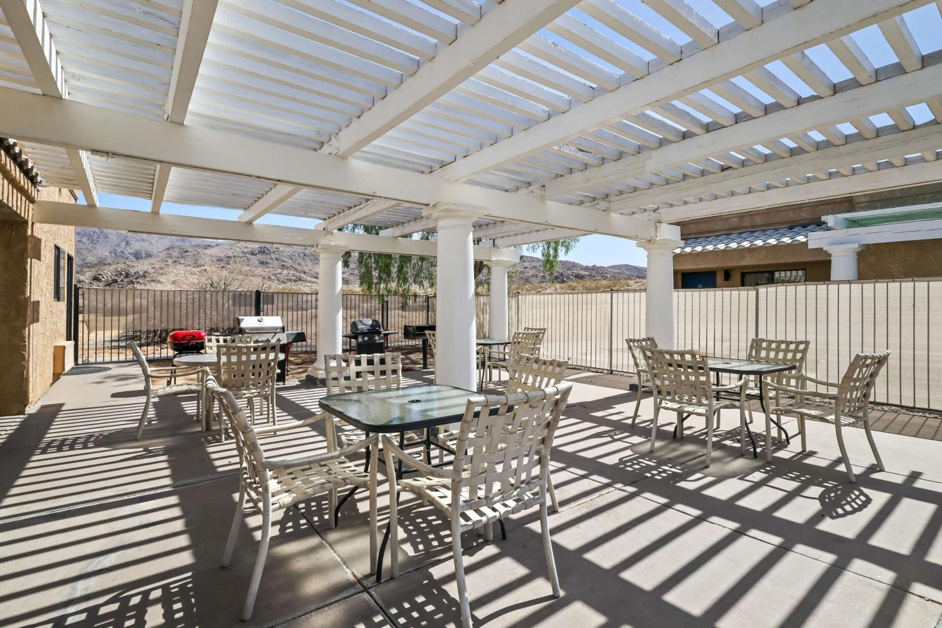 Hotel Sure Stay Plus by Best Western Twentynine Palms Joshua Tree - Image 1