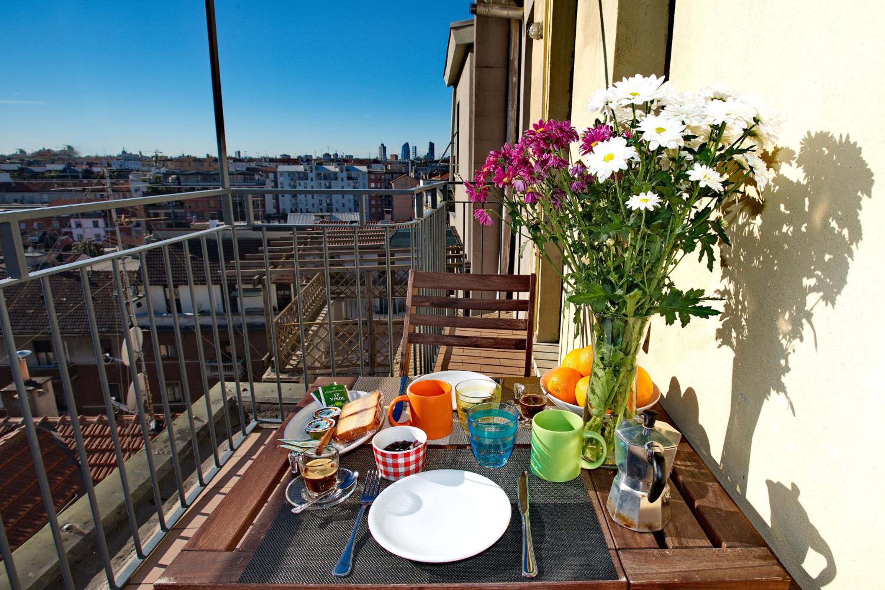 Milan Skyline Apartment in città studi a 1 minuto dal metrò con terrazzo wi-fi e netflix