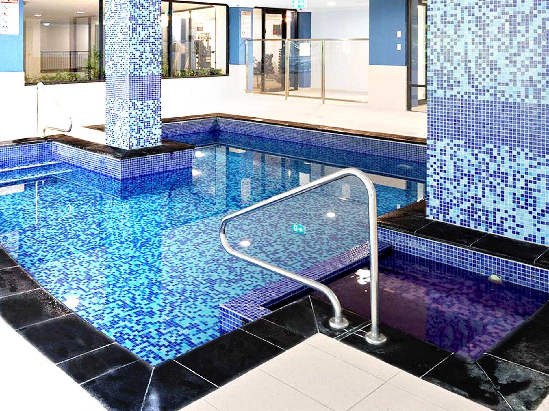 Stylish Executive City Pad w Parking and Pool