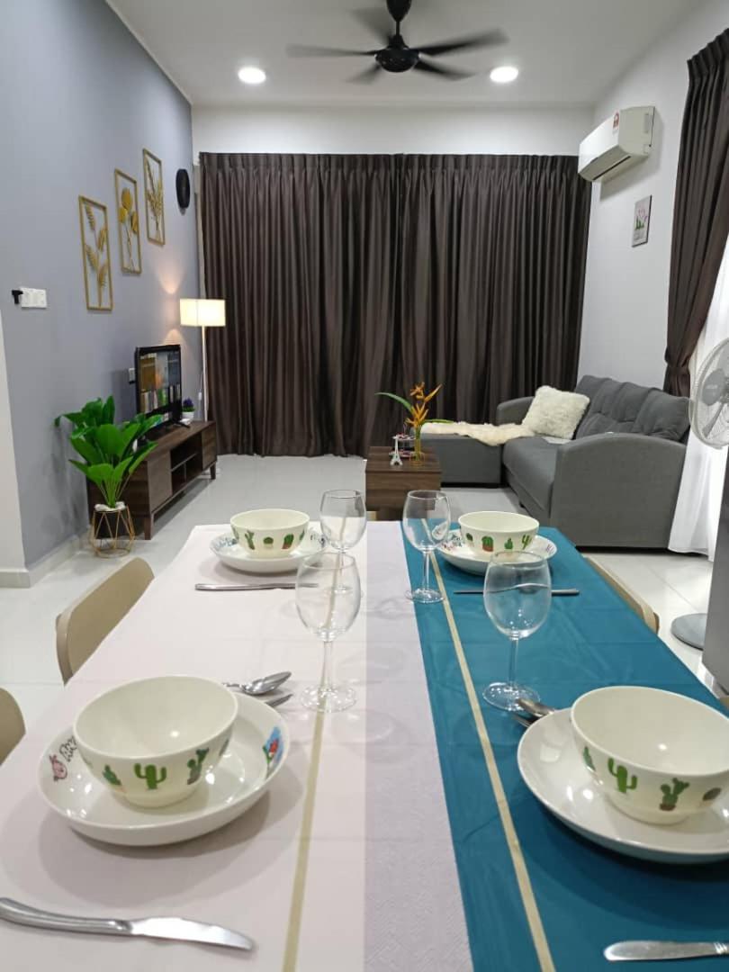 Johor Bahru Seaview freeWifi parking 3BR3BD2-9paxs