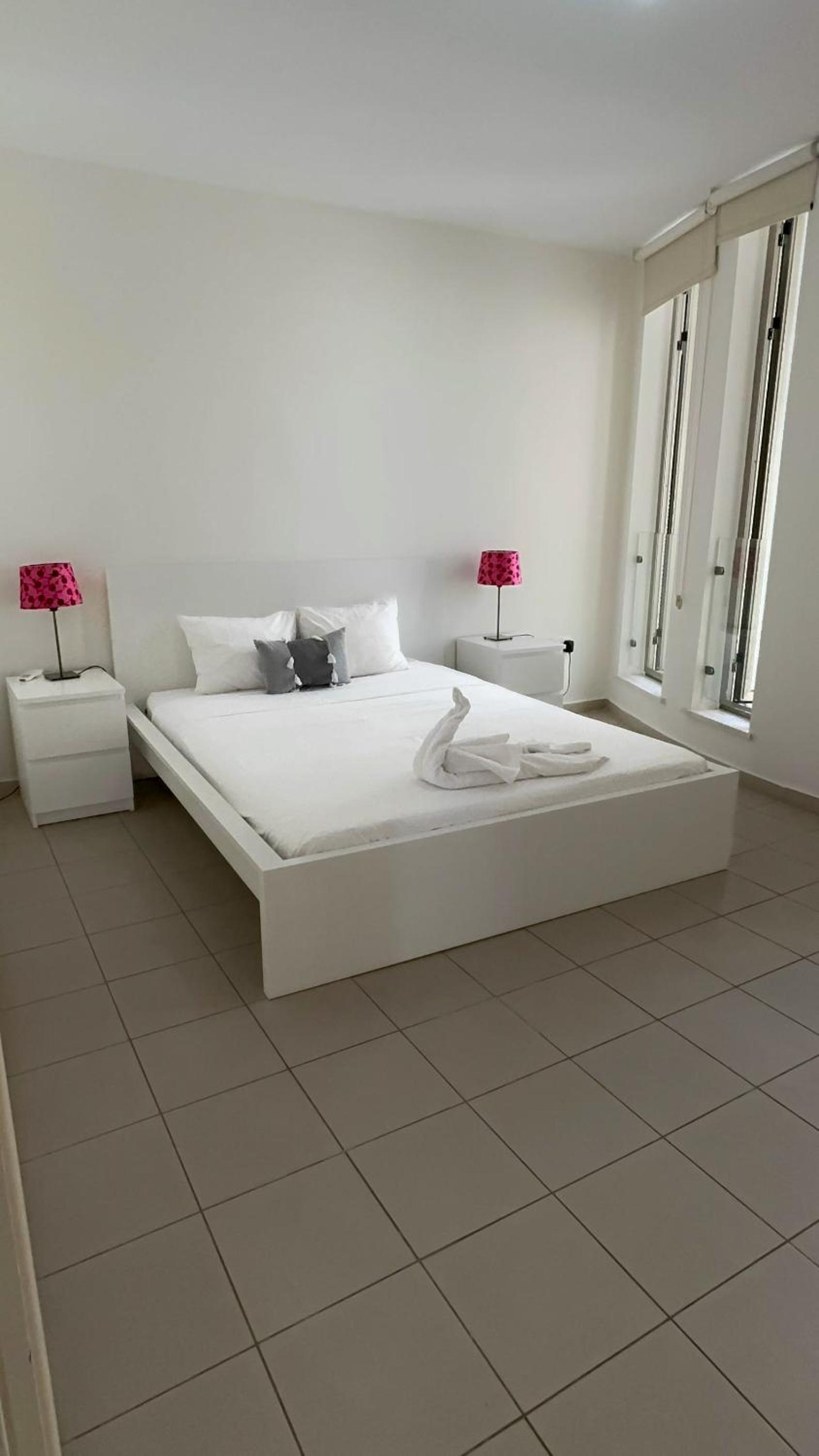 Modern City Center Apt with Pool