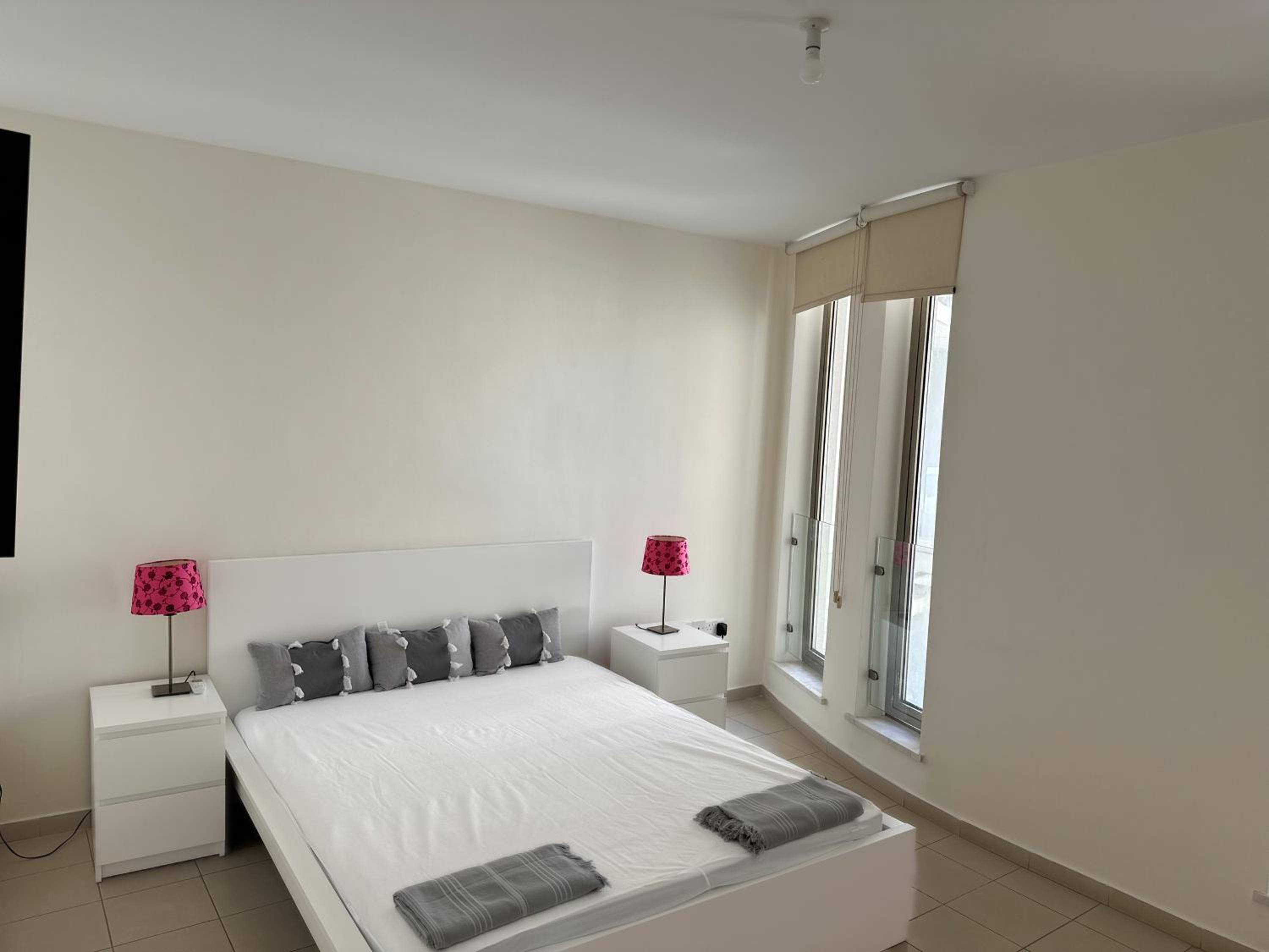 Modern City Center Apt with Pool