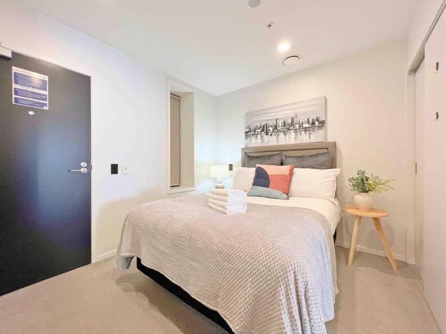Cosy 1-bedroom with pool and sauna in city centre view 5