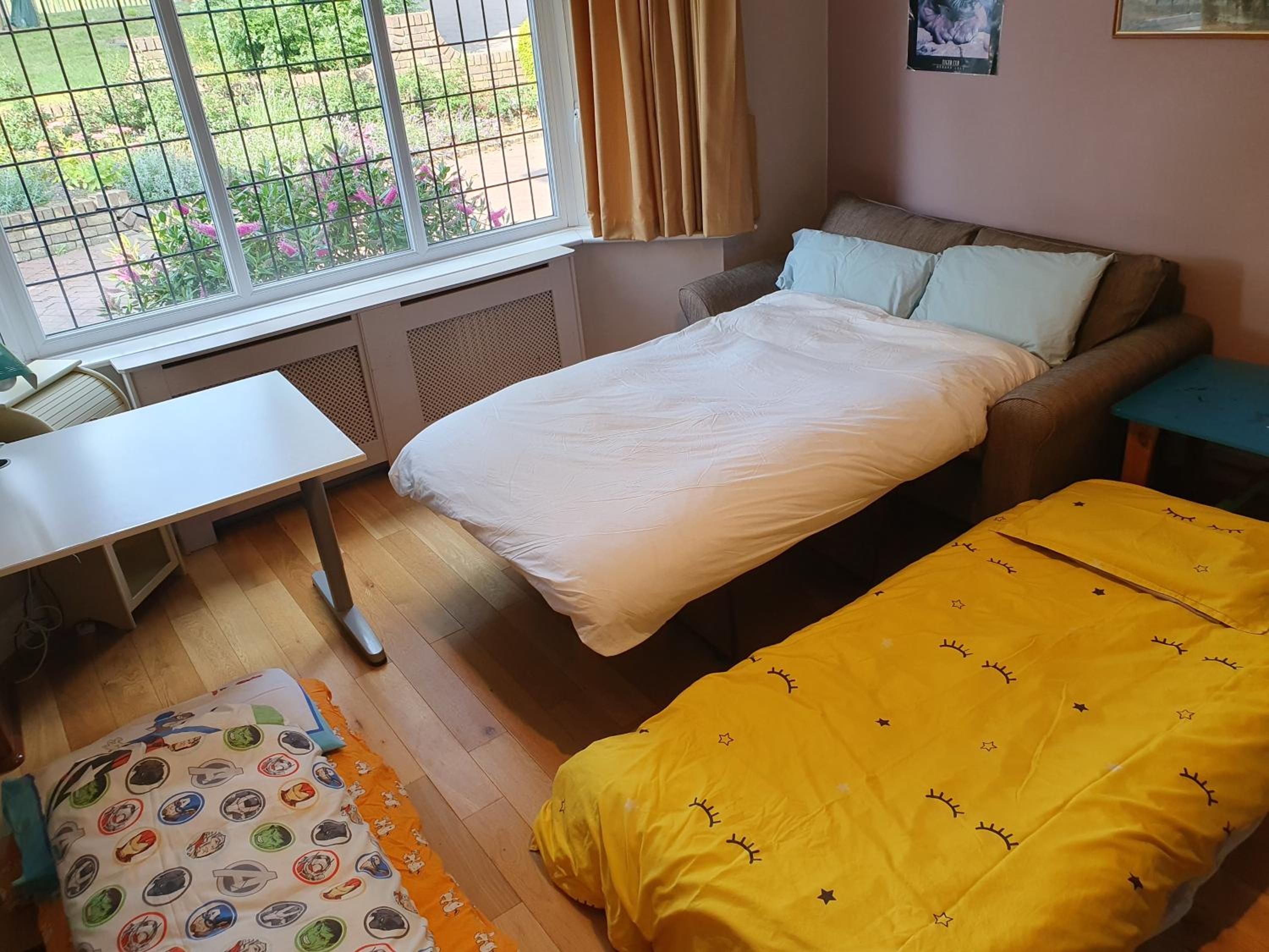 Spacious family house-amazing garden&opposite park