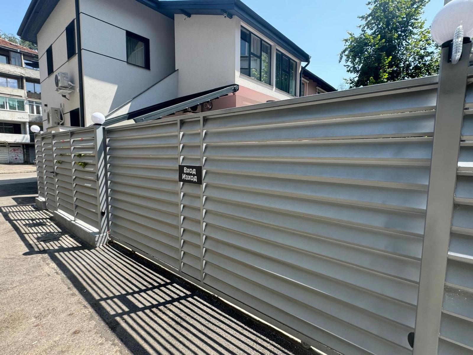 Luxurious House with Deluxe rooms & Free Secured Parking