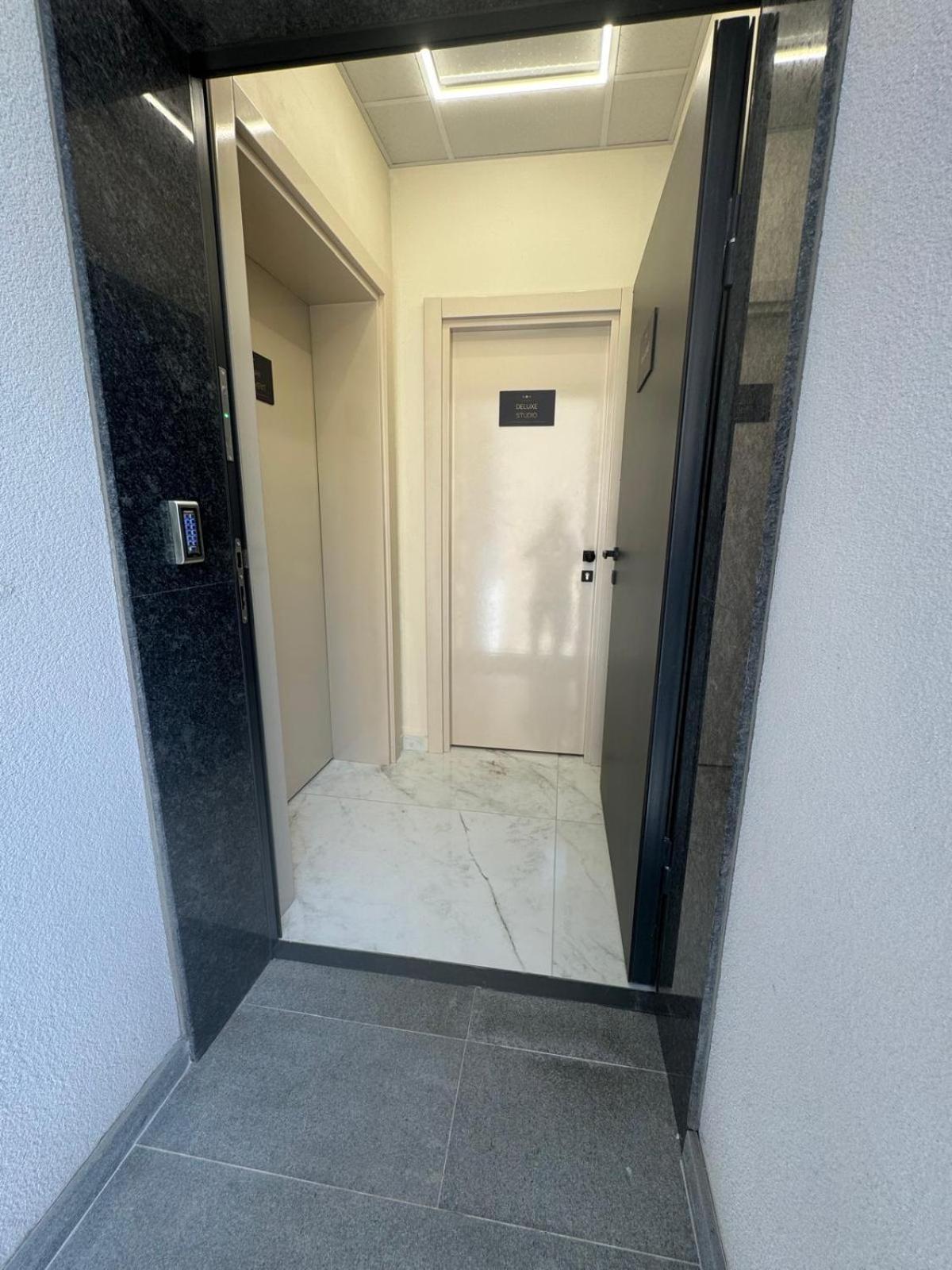 Luxurious House with Deluxe rooms & Free Secured Parking