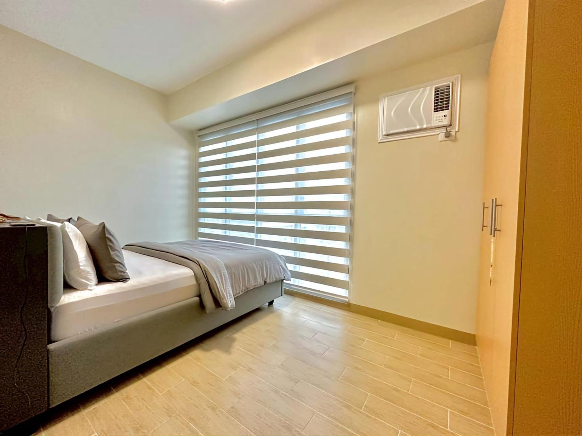 Top Floor Luxury Corner 1BR plus Den Suite with Skyline Views Megaworld Iloilo Business Park view 2