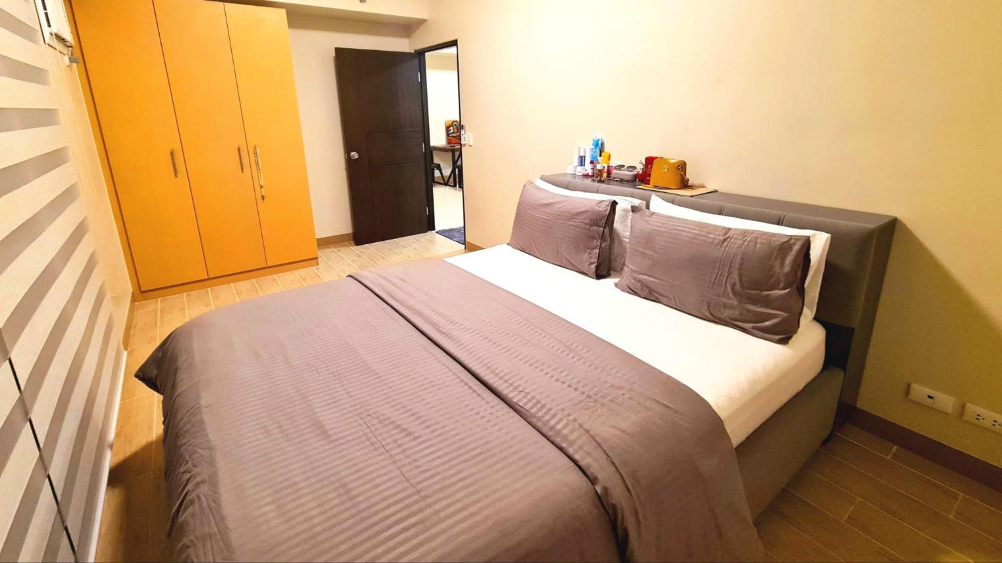 Top Floor Luxury Corner 1BR plus Den Suite with Skyline Views Megaworld Iloilo Business Park view 3