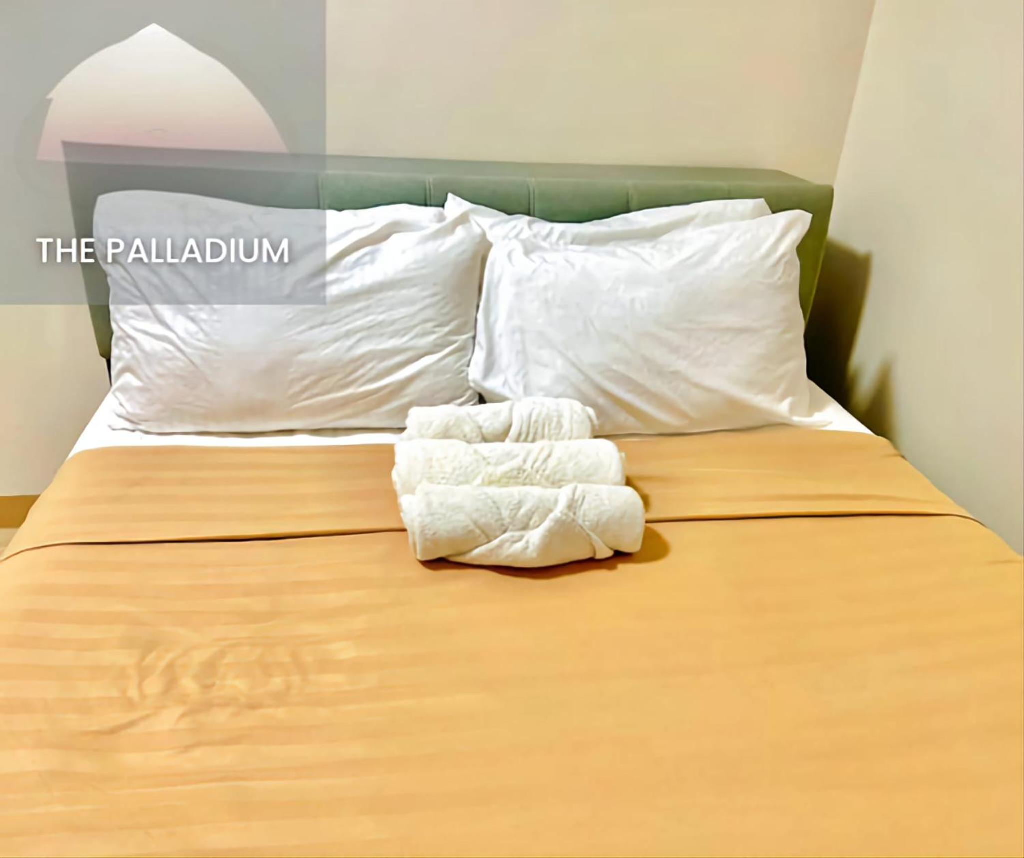 Top Floor Luxury Corner 1BR plus Den Suite with Skyline Views Megaworld Iloilo Business Park view 4