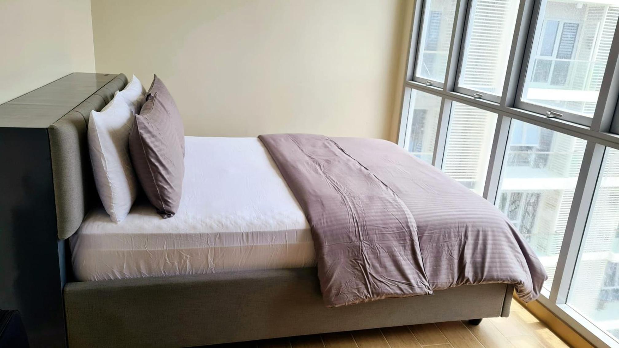 Top Floor Luxury Corner 1BR plus Den Suite with Skyline Views Megaworld Iloilo Business Park view 5
