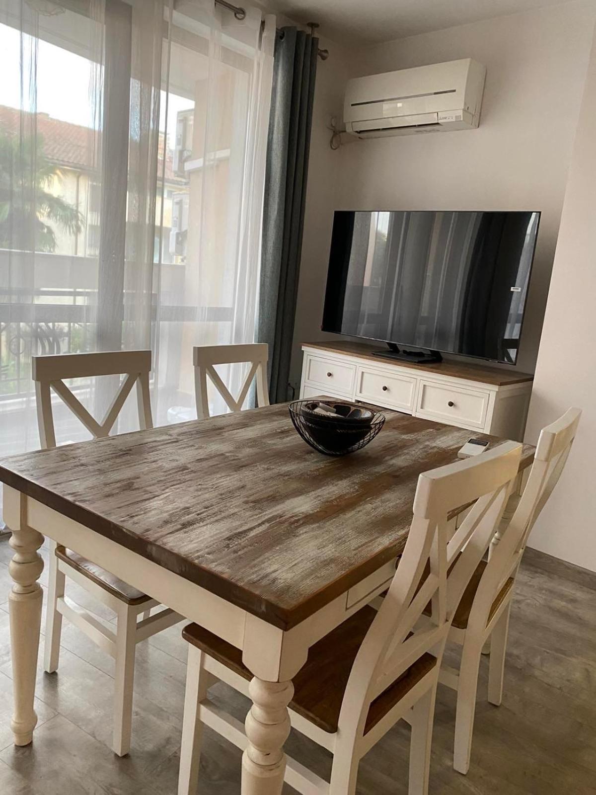 Sea Garden Apartment, excellent location with free parking