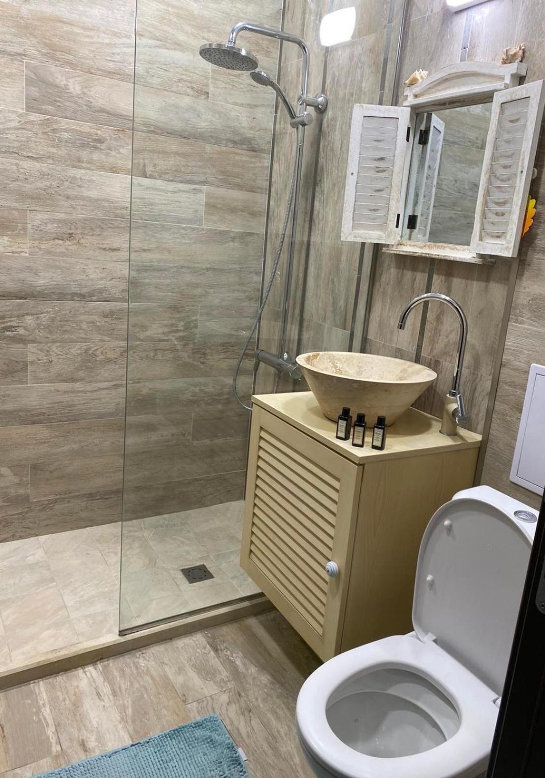 Sea Garden Apartment, excellent location with free parking