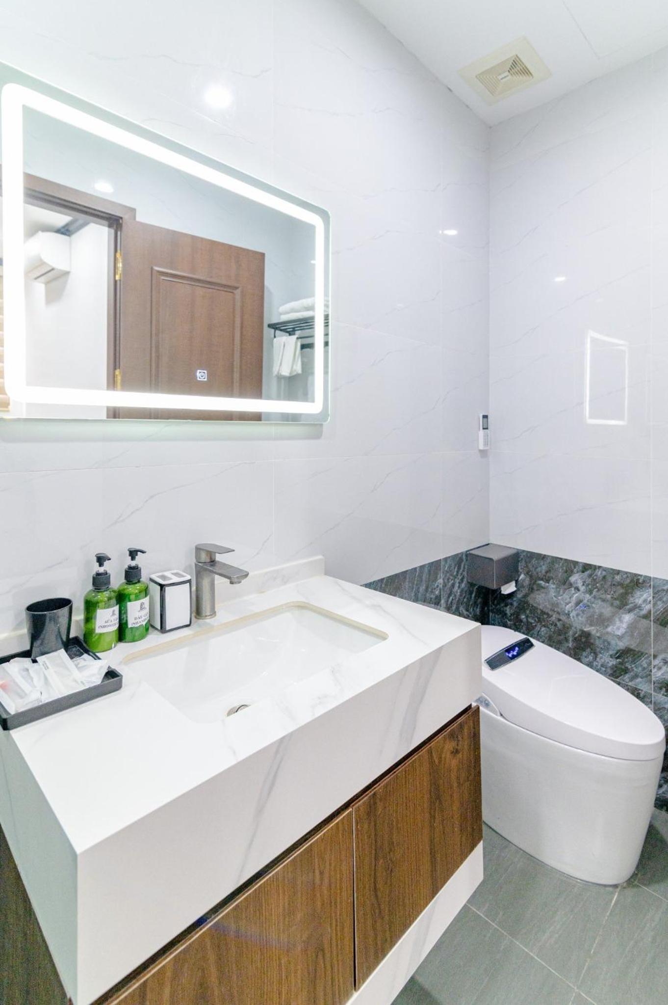 Luxe Paradise Suites Dang Thai Mai