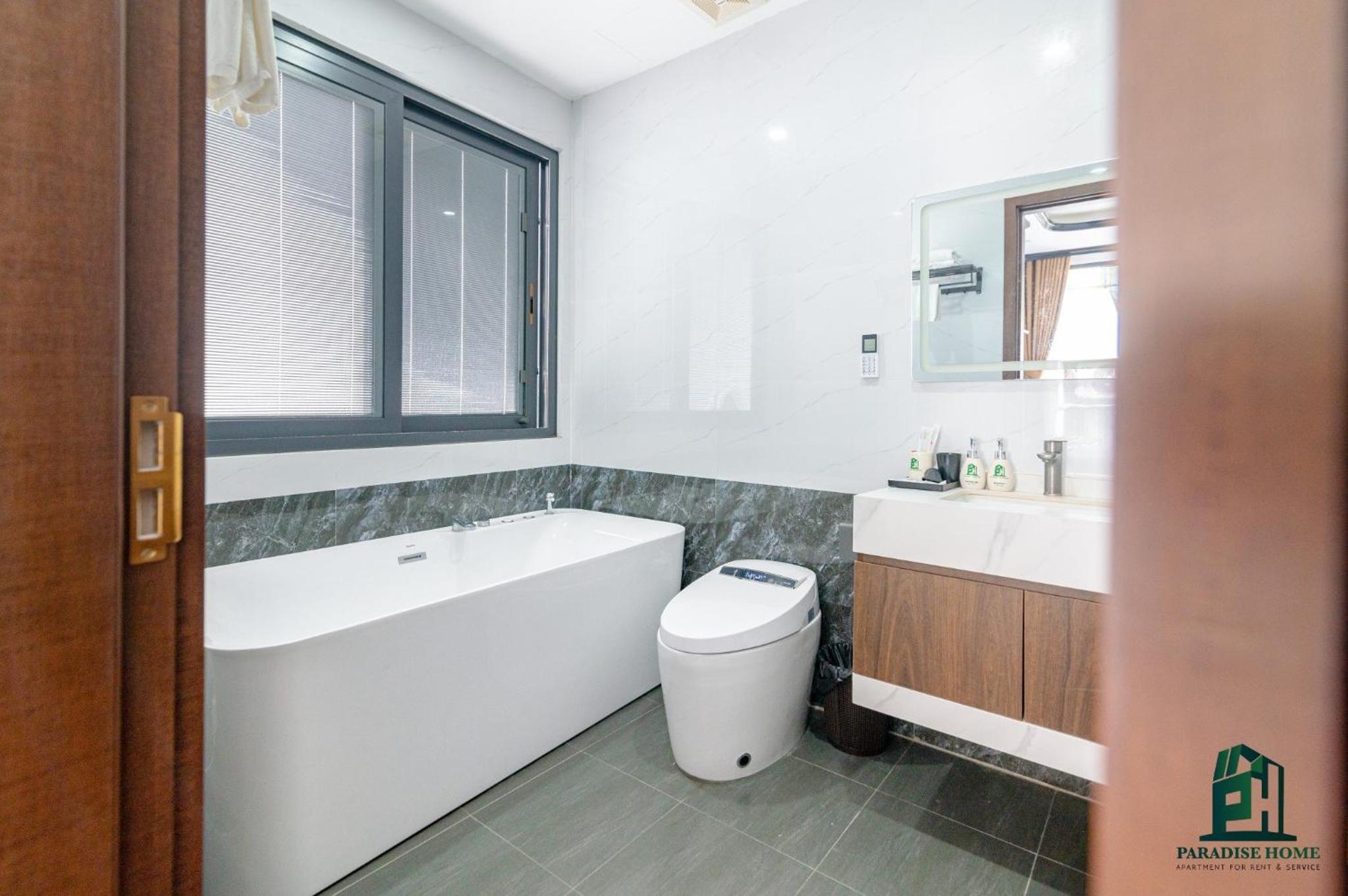 Luxe Paradise Suites Dang Thai Mai