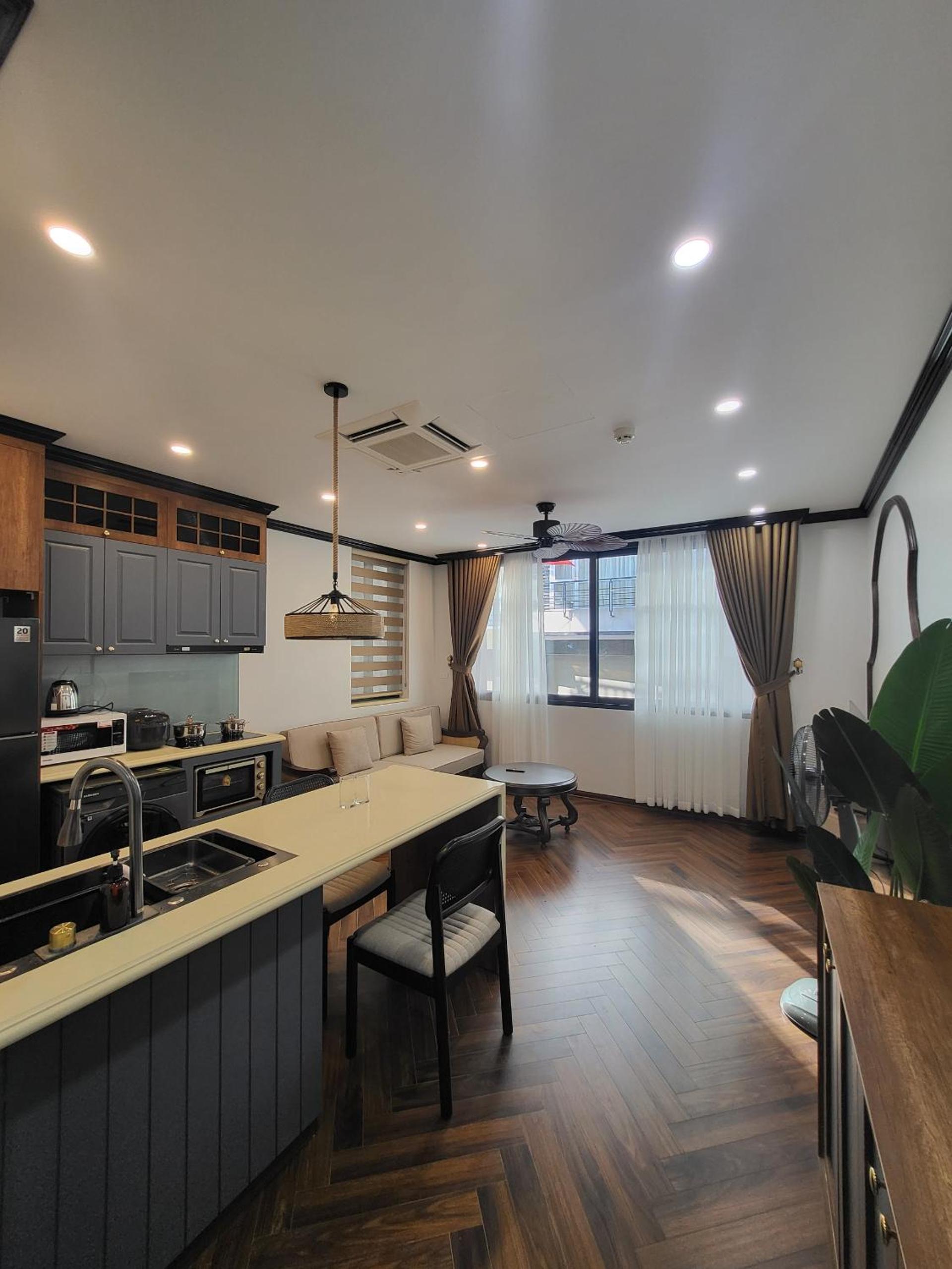 Luxe Paradise Suites Dang Thai Mai