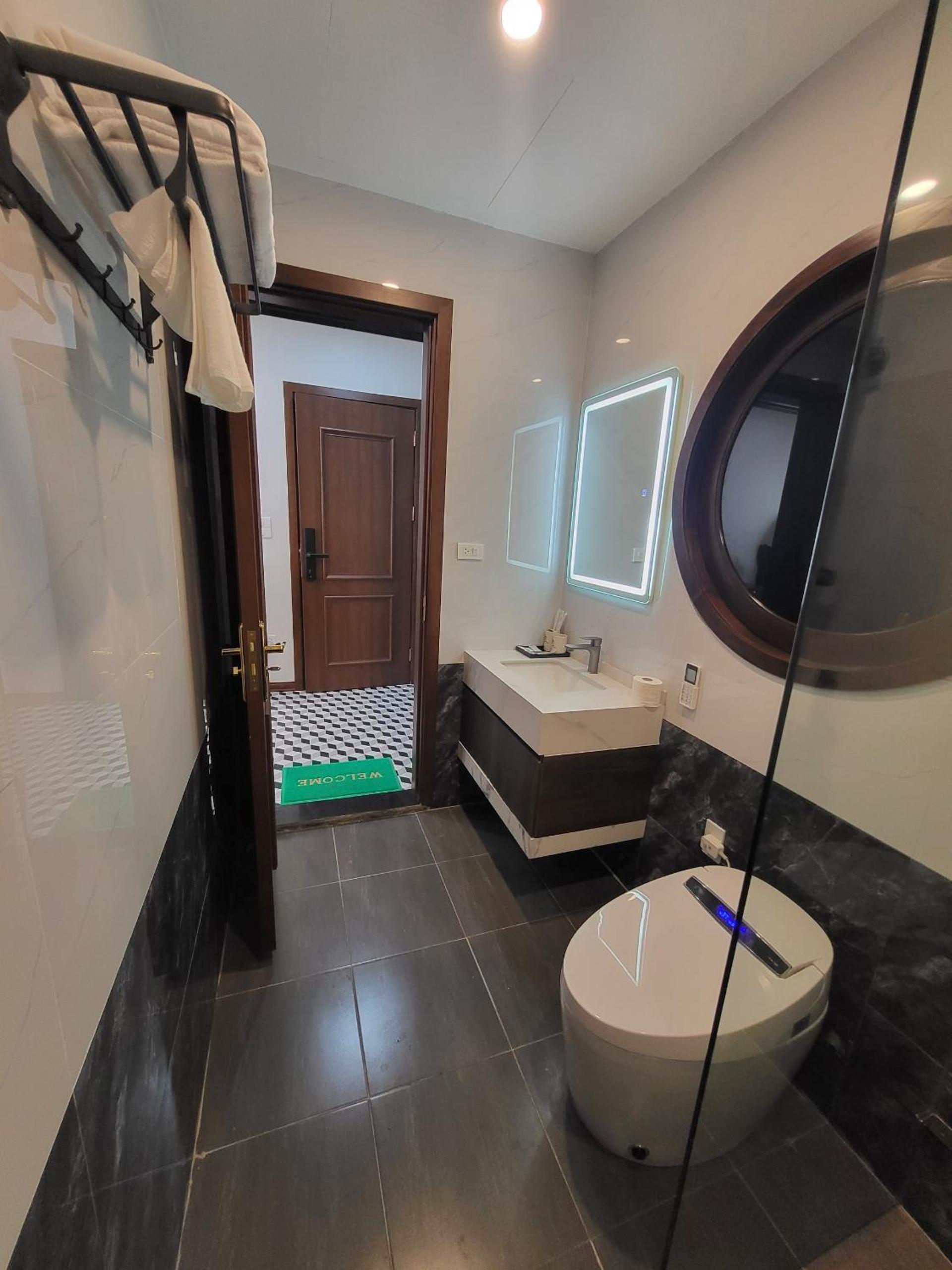 Luxe Paradise Suites Dang Thai Mai