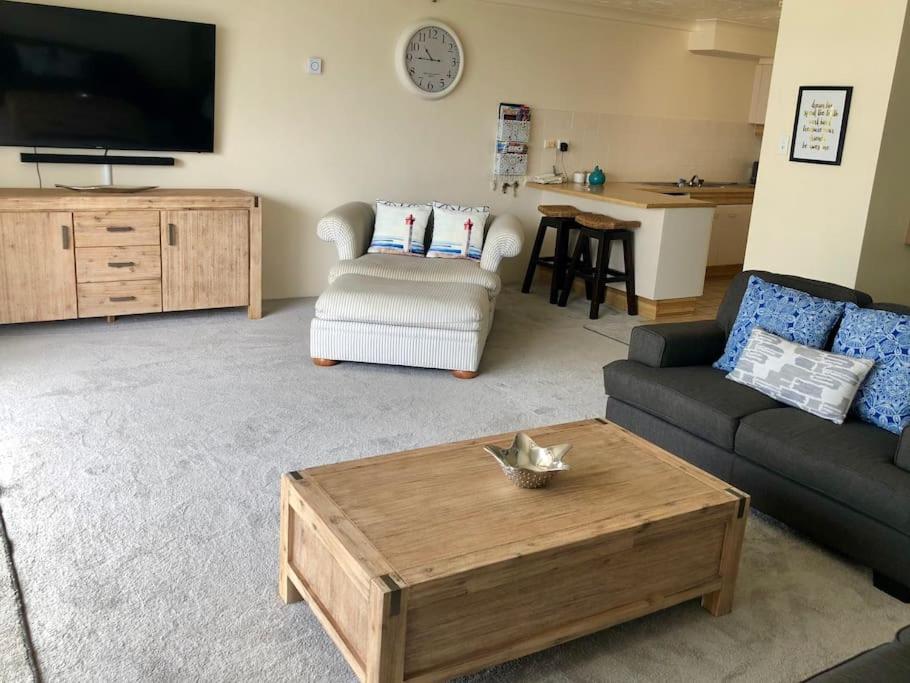2BR Beachfront Family Friendly Surfers Apartment