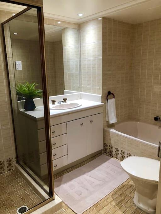 2BR Beachfront Family Friendly Surfers Apartment