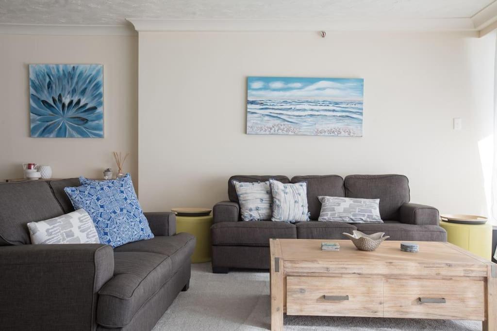 2BR Beachfront Family Friendly Surfers Apartment