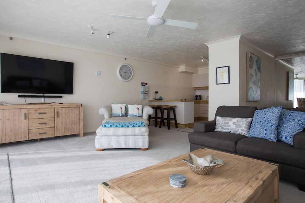 2BR Beachfront Family Friendly Surfers Apartment
