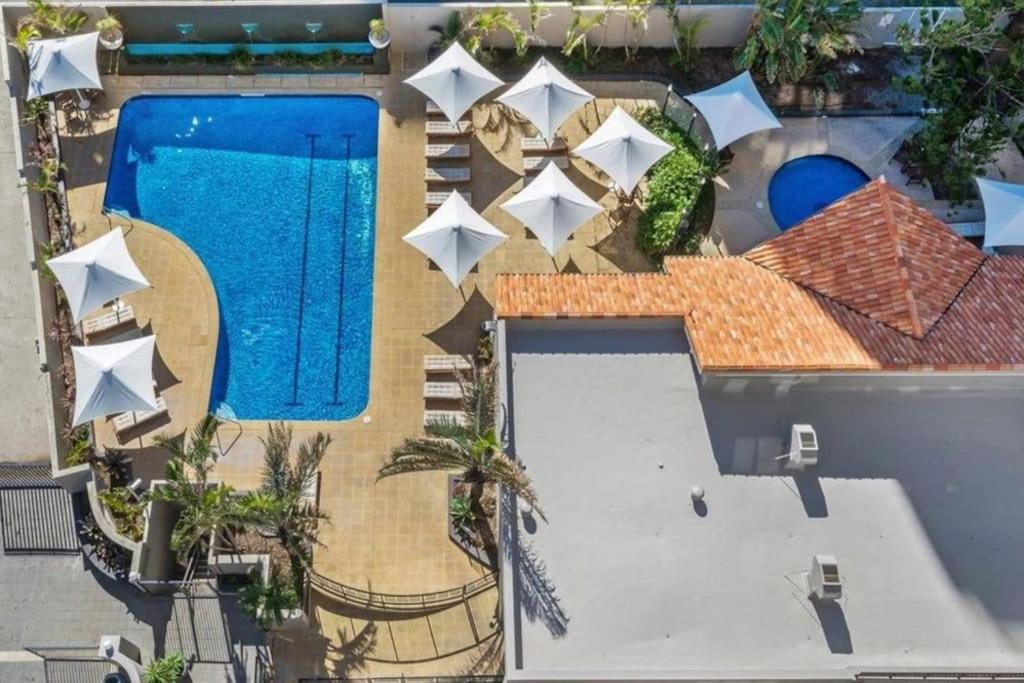 2BR Beachfront Family Friendly Surfers Apartment