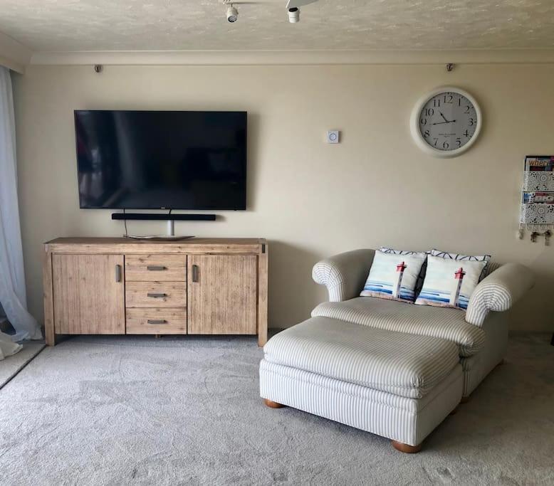 2BR Beachfront Family Friendly Surfers Apartment