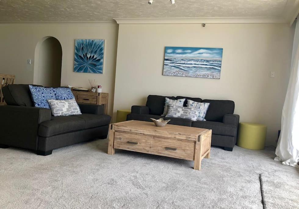 2BR Beachfront Family Friendly Surfers Apartment