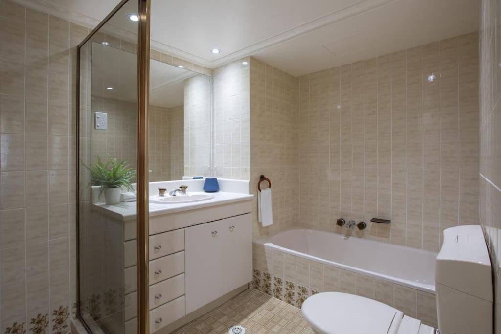2BR Beachfront Family Friendly Surfers Apartment