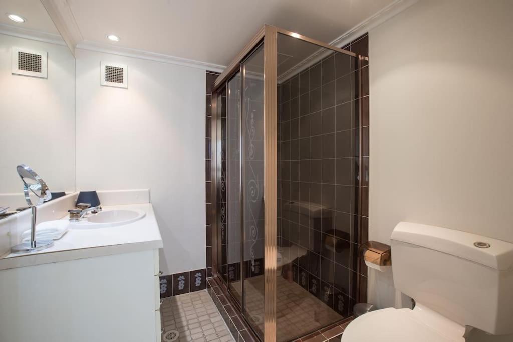 2BR Beachfront Family Friendly Surfers Apartment