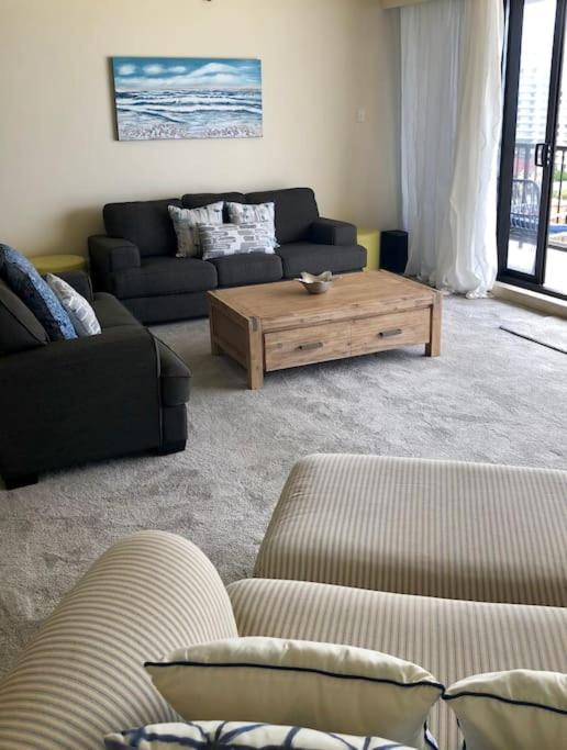 2BR Beachfront Family Friendly Surfers Apartment