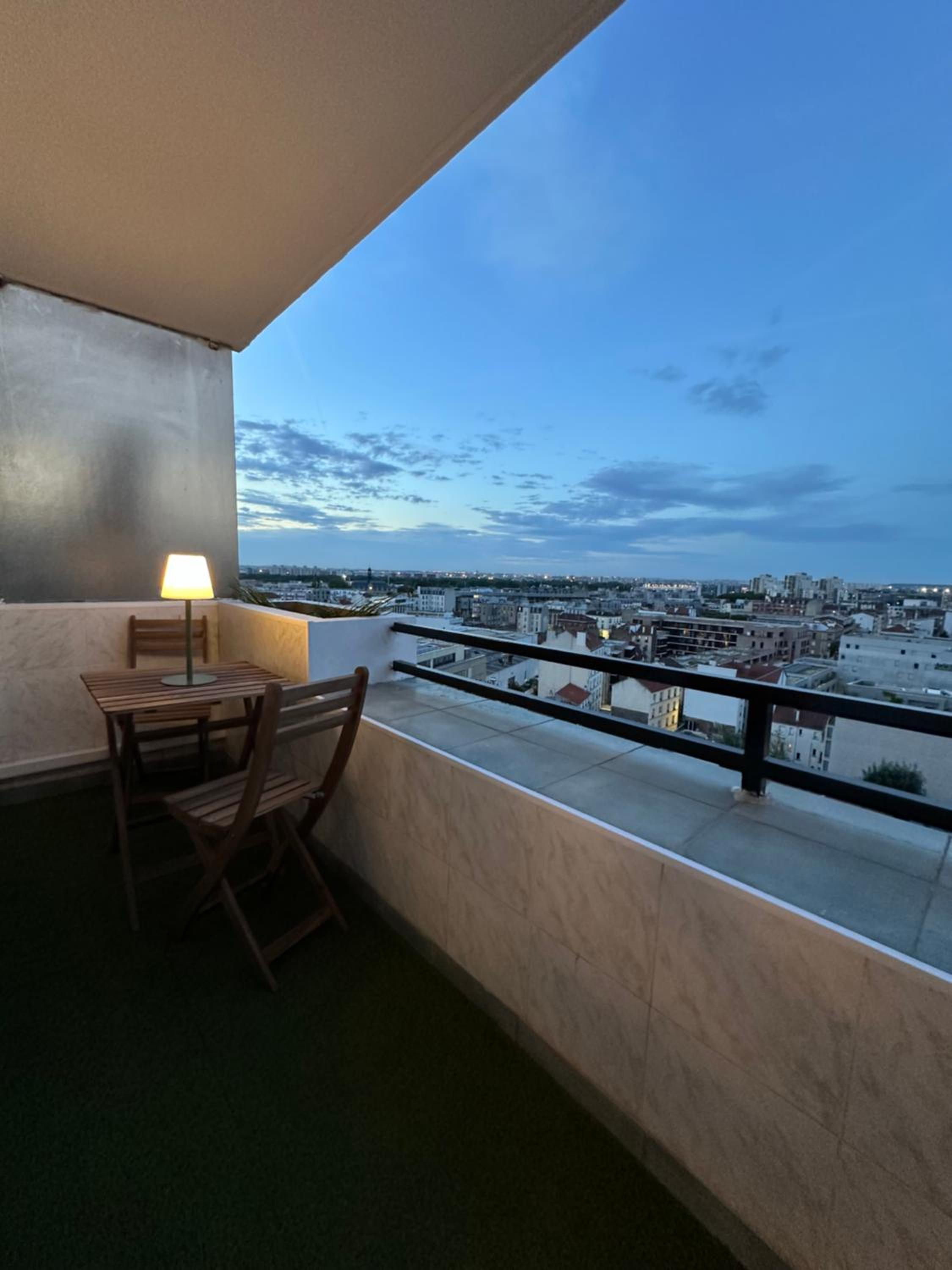PARIS PANTIN Magnifique Appartement 4 pièces de 108m2 avec 2 PARKING intérieur - très cosy pour 1 à 12 personnes - Entièrement refait à neuf ENTIRE APARTME