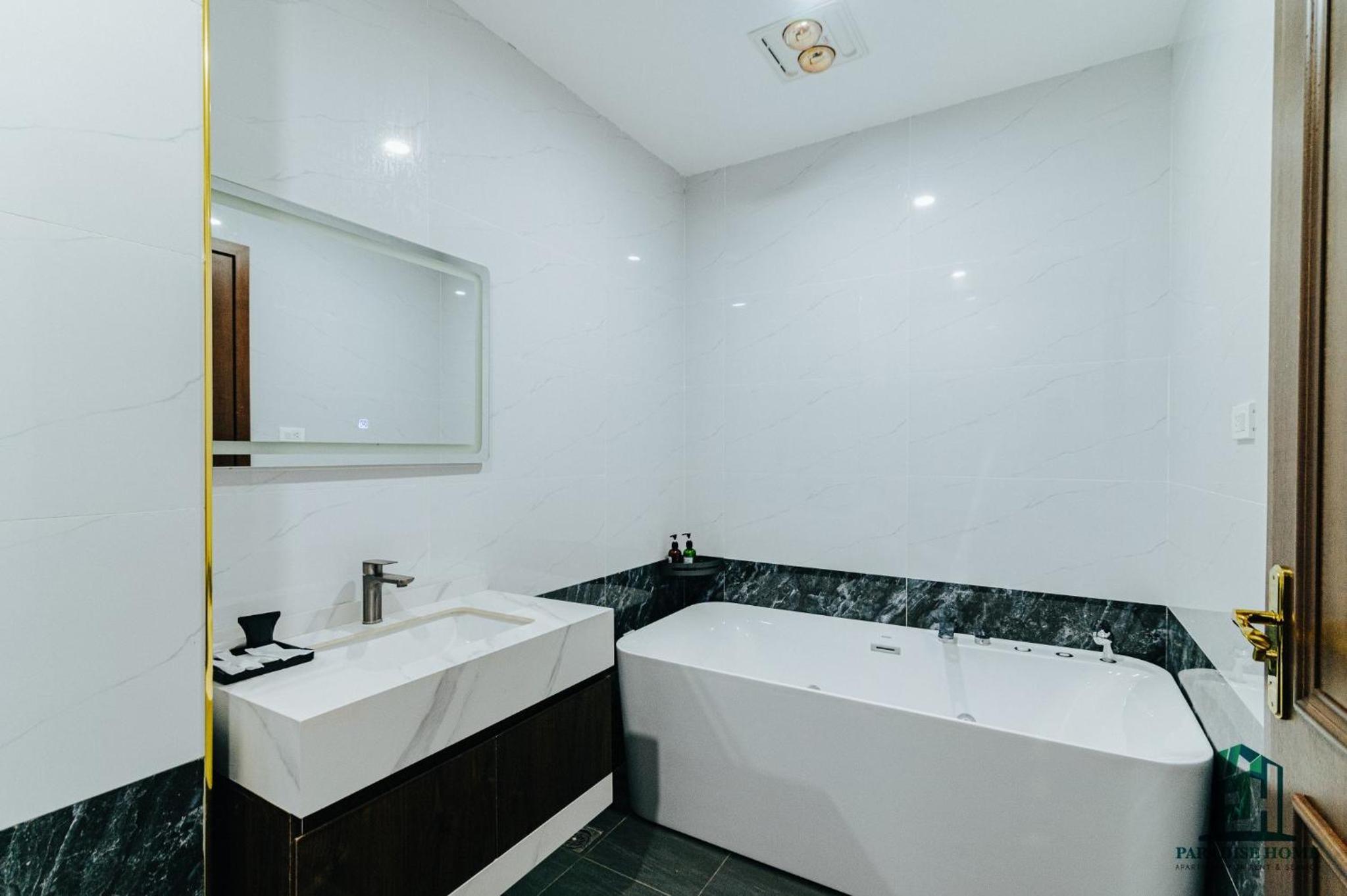 Luxe Paradise Suites Dang Thai Mai
