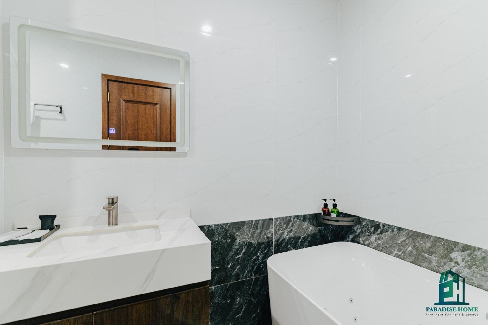 Luxe Paradise Suites Dang Thai Mai