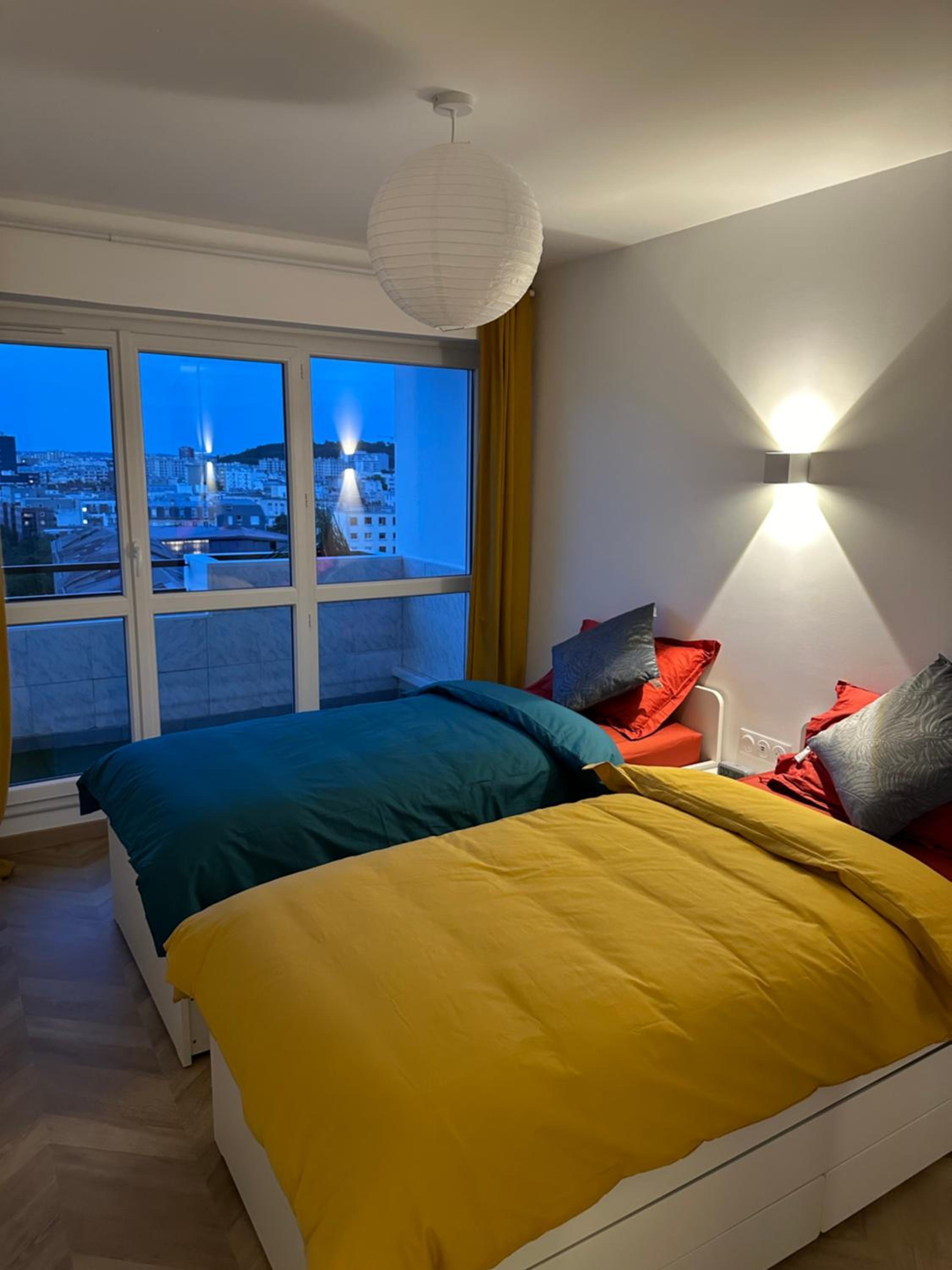 PARIS PANTIN Magnifique Appartement 4 pièces de 108m2 avec 2 PARKING intérieur - très cosy pour 1 à 12 personnes - Entièrement refait à neuf ENTIRE APARTME