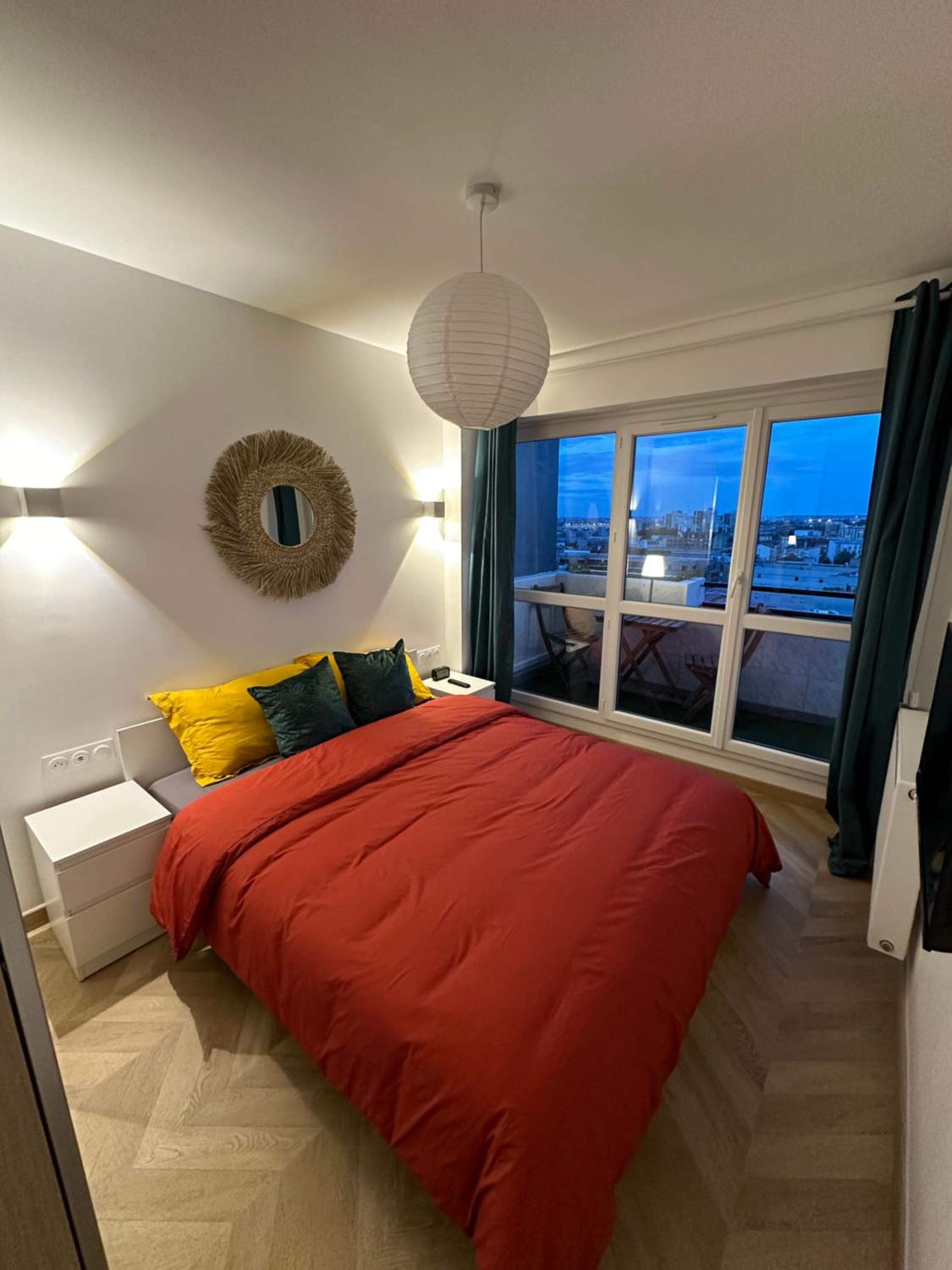 PARIS PANTIN Magnifique Appartement 4 pièces de 108m2 avec 2 PARKING intérieur - très cosy pour 1 à 12 personnes - Entièrement refait à neuf ENTIRE APARTME