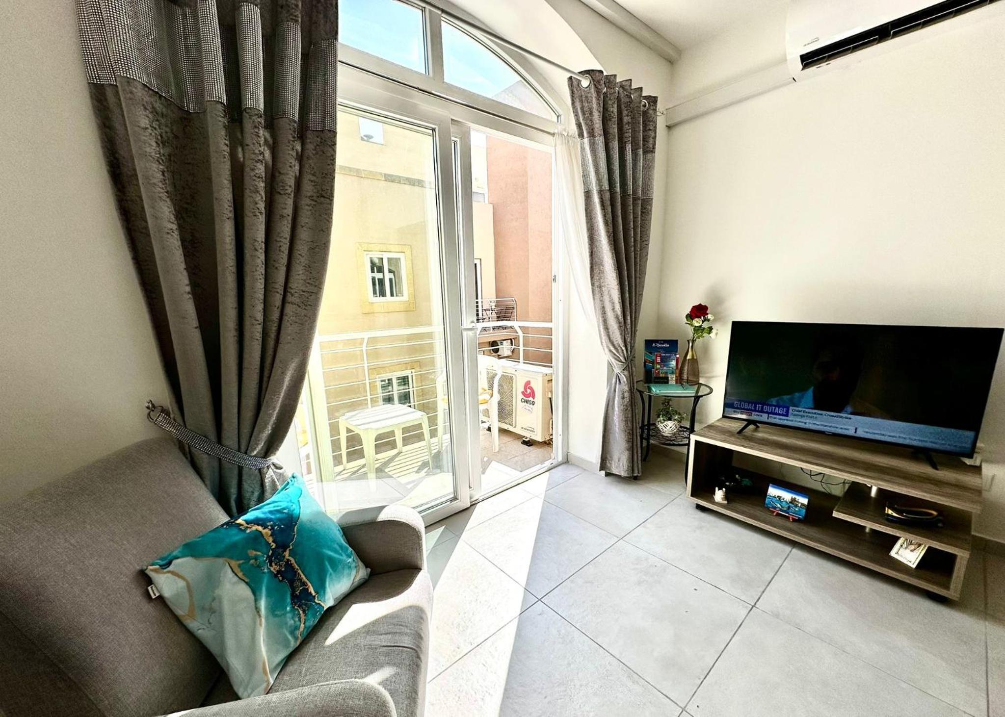 Bright & Central with Parking, Indoor Pool & Gym photo 2