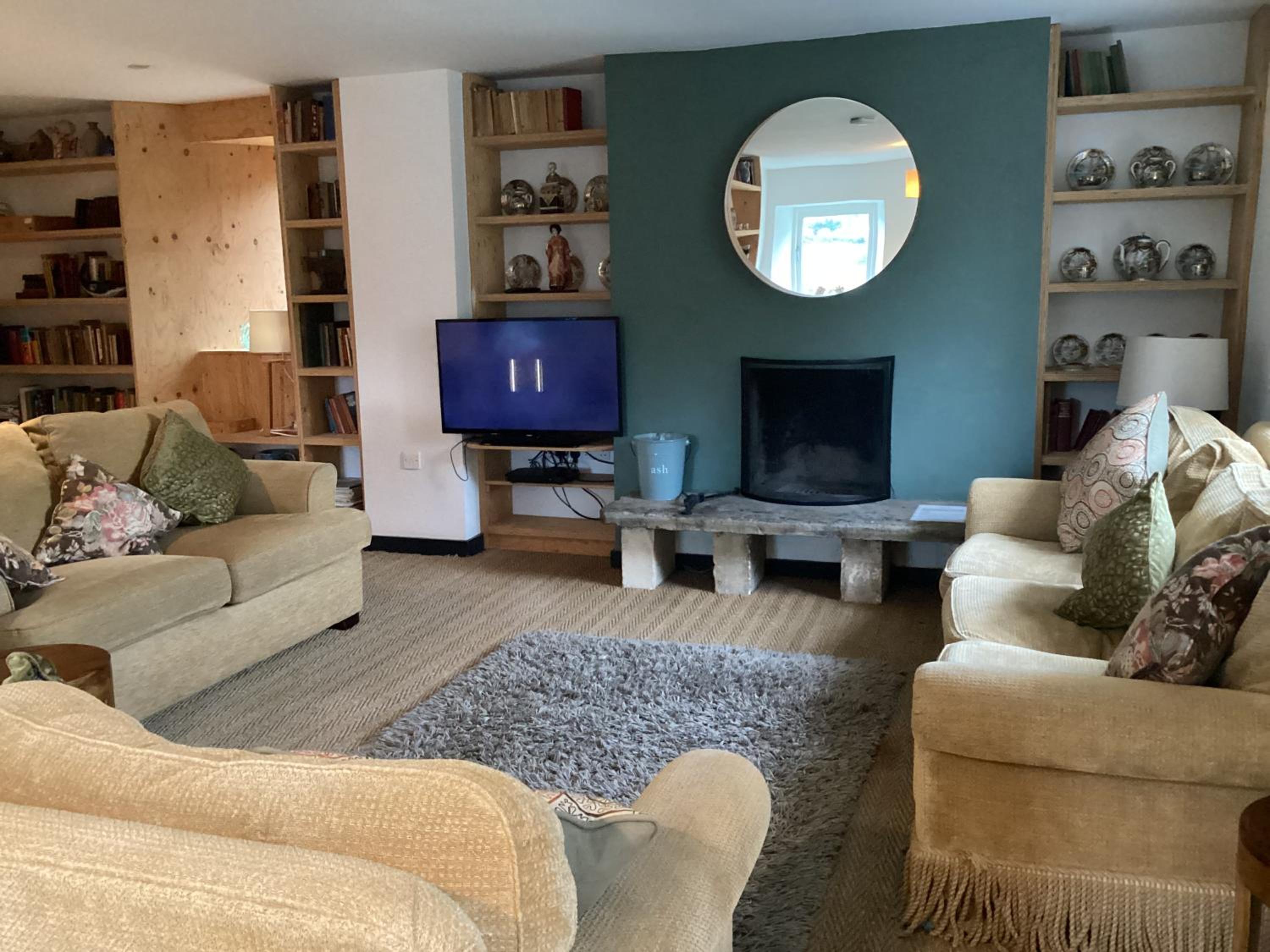 6-Bed Sleeps 16 Pets Allowed Hot Tub view 3