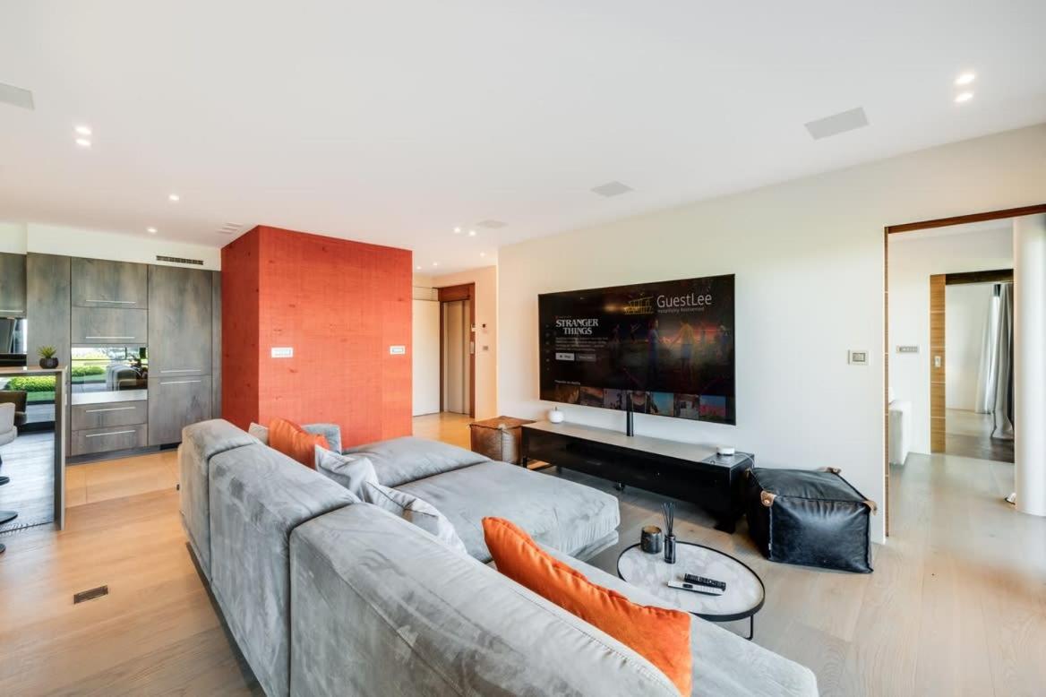 Charming and Spacious Residence in the Heart of Brent by GuestLee