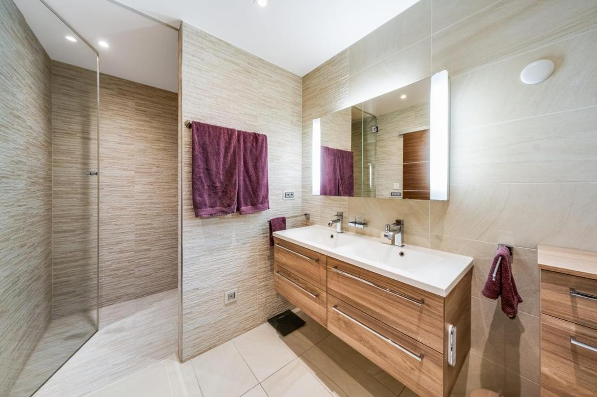 Charming and Spacious Residence in the Heart of Brent by GuestLee