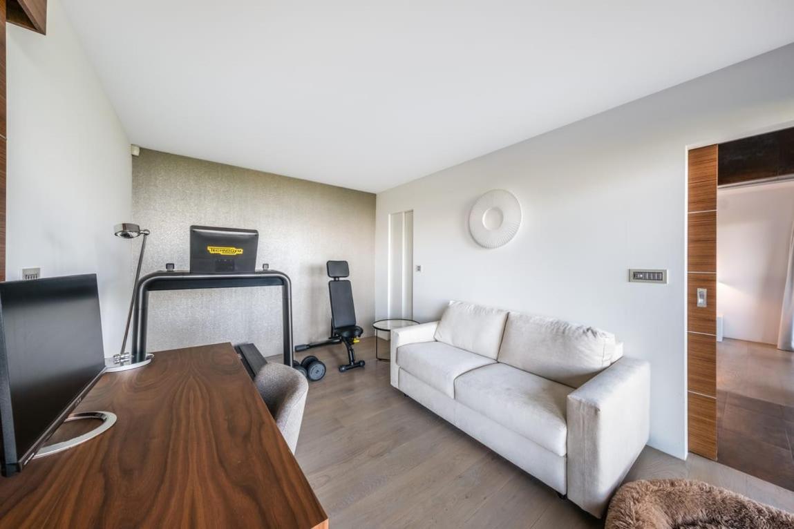 Charming and Spacious Residence in the Heart of Brent by GuestLee
