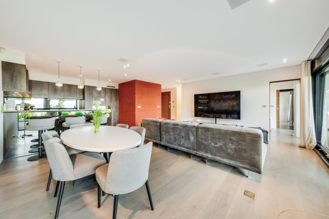 Charming and Spacious Residence in the Heart of Brent by GuestLee