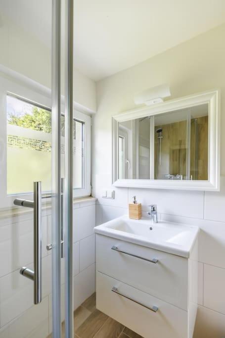 Ferienhaus Goldene Zeit I Terasse I Parkplatz I 3 SZ I 2 Bäder I 2 min zum See