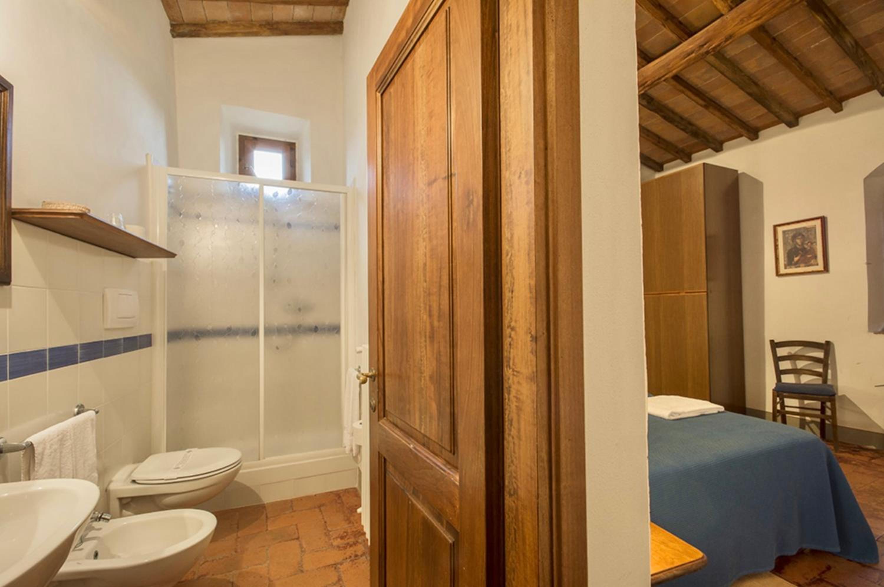THR-Apartment with 3 bedrooms, 7 beds, 3 bathrooms, air conditioning and private outdoor space in a residence with swimming pool not far from Florence