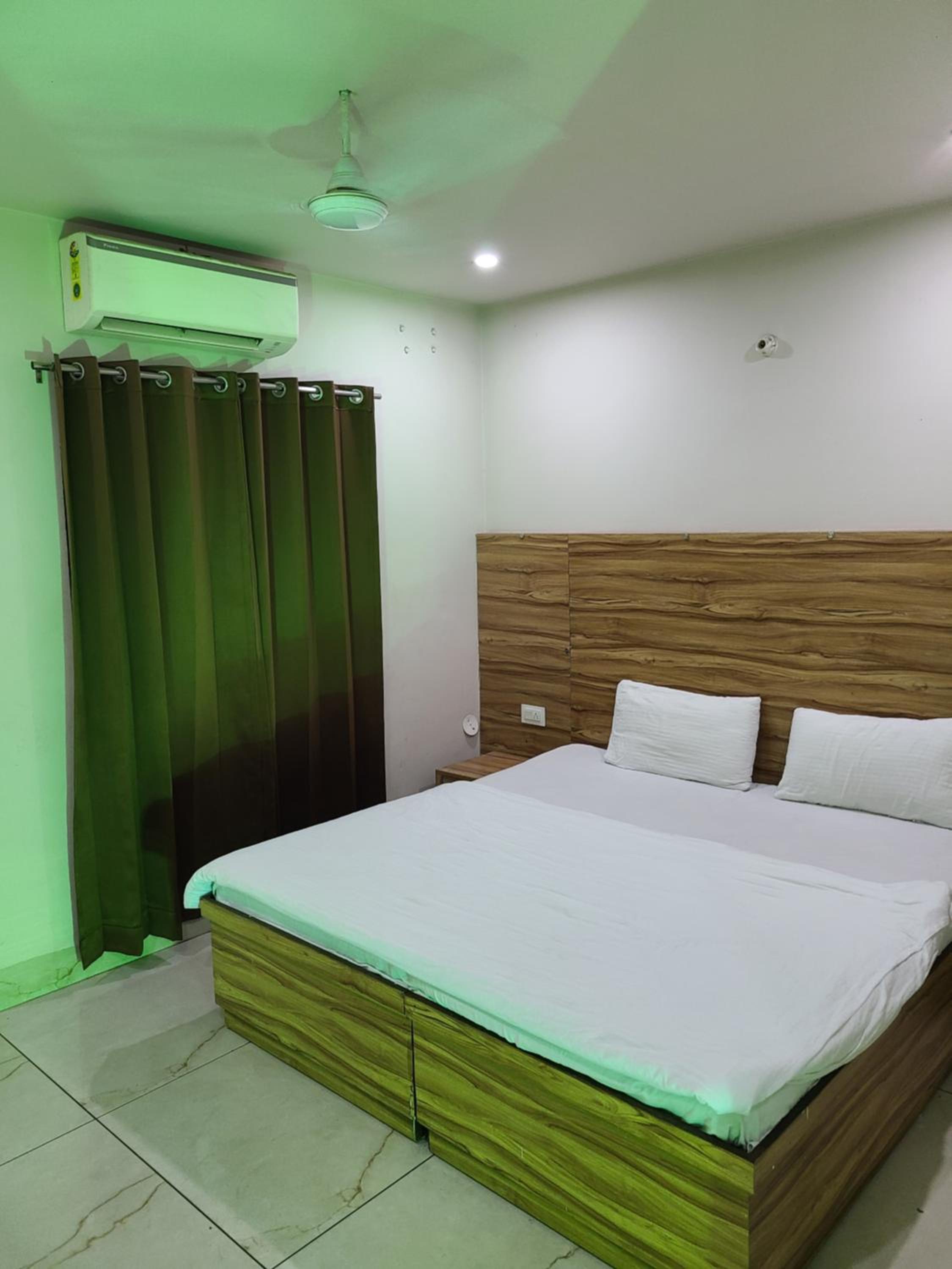 Pinnacle Hotel